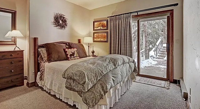 Кровать в общем номере с 6 комнатами The Pines Lodge, a RockResort, by Vail Resorts