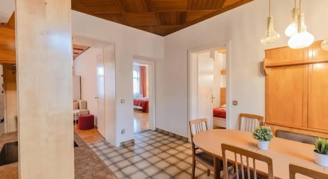 Rustic Apartment with 4 bedrooms Top 9, Book Lejlighed Wien Østrig, nær Erste Campus