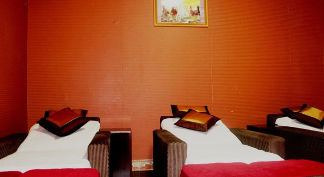 Yen Nam Hotel Hoang Van Thu, Забронировать Отель Отели Хошимина с парковкой, рядом с Vinh Nghiem Pagoda, Парковка