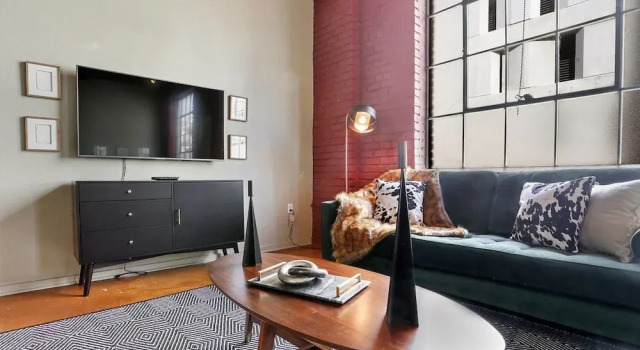 Stylish 3br/3ba Industrial Apt in Nola by Domio, Забронировать Отель Новый Орлеан Луизиана, рядом с Казино Harrah's New Orleans