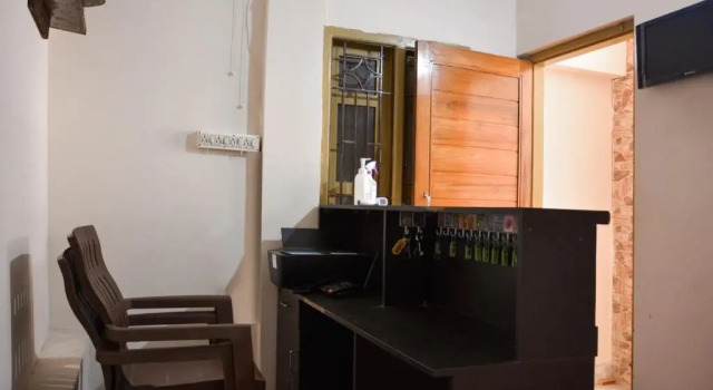 OYO Flagship 76657 CAROLINE HOMESTAY, Prenota Hotel Hotel a Orissa con parcheggio, Parcheggio