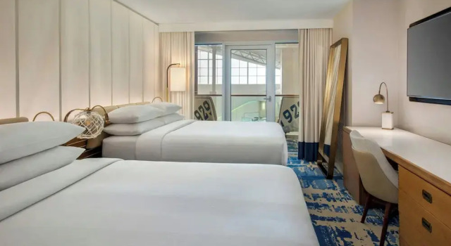 Четырёхместный номер Standard с балконом Newport Marriott Hotel & Spa