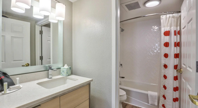 Четырёхместный люкс с 2 комнатами MainStay Suites