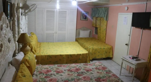 Hibiscus Hostel, Забронировать Хостел Отели Монтего-Бэй с парковкой, Парковка