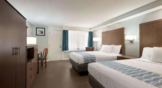 Двухместный номер Standard с балконом и с видом на реку Gatlinburg River Inn