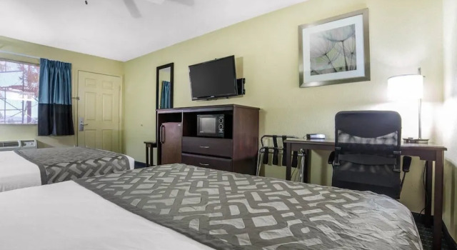 Четырёхместный номер Standard с красивым видом из окна Rodeway Inn & Suites Needles