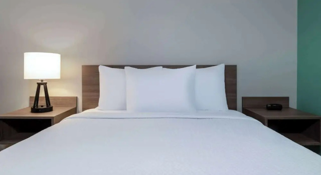 Двухместный номер Standard ECHO Suites Extended Stay by Wyndham Madison