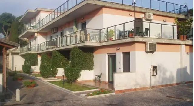 Кровать в общем номере Miramare Residence