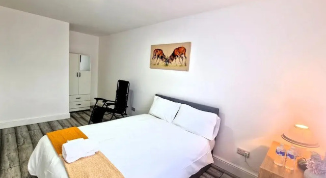 5 Bed Family Home Greater London, Free Parking