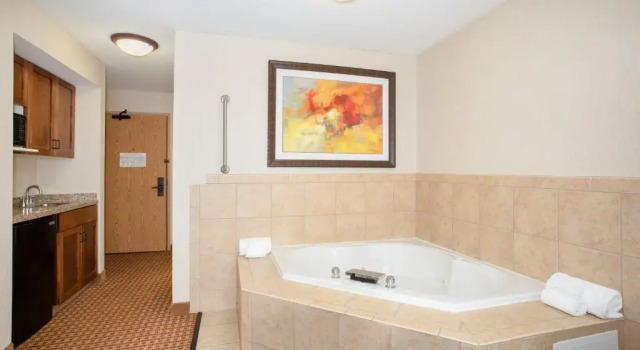 Люкс Deluxe Holiday Inn Express Hotel & Suites Gillette by IHG