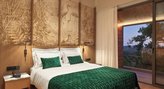 Juniorsuite med altan med udsigt over poolen Pendeli Resort
