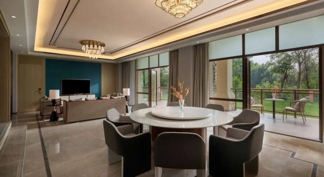 Вилла Howard Johnson by Wyndham LakeView Hotel Kunming