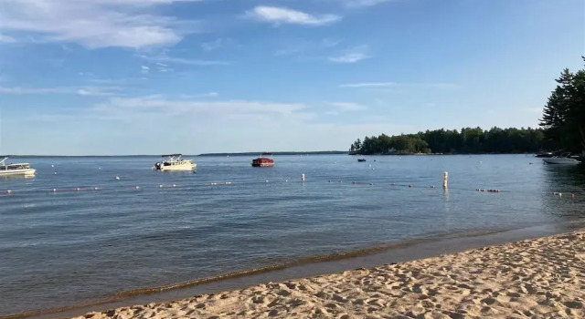 Вилла Mary's Lakeview - Limit 10 4 Bedroom Home by RedAwning