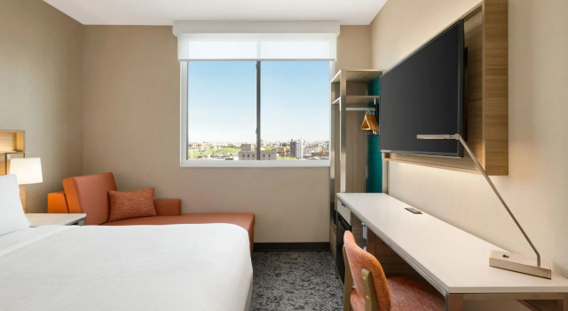 Holiday Inn LIC - LaGuardia West, Забронировать Отель Отели Куинс с парковкой, рядом с Станция метро 21-я улица линия Кросстаун IND, Парковка