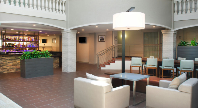 Embassy Suites by Hilton Colorado Springs, Buchen Sie Hotel Hotels in Colorade Springs mit Pool, Schwimmbad