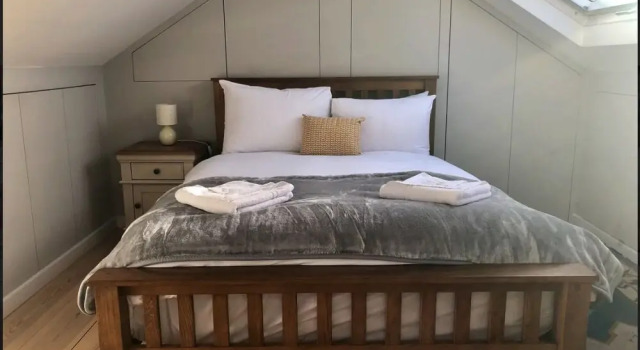 3 Beds Town House near Kings Cross by City Stay London, Забронировать Дом для отпуска Коттеджи Лондона, рядом с Центр искусства The Dairy, Коттедж