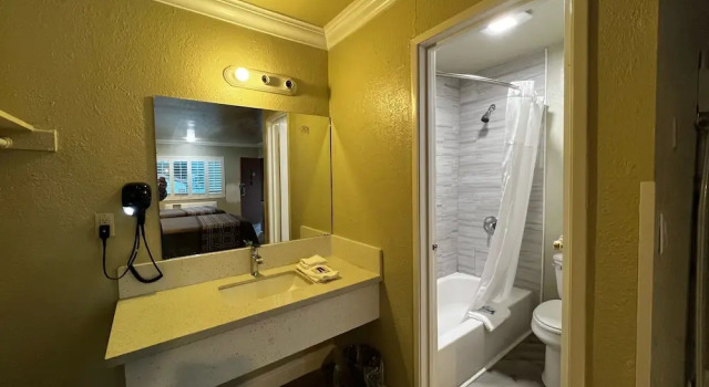 Четырёхместный номер Deluxe New American Inn & Suites