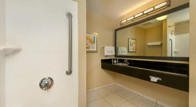 Номер Standard Fairfield Inn and Suites Cleveland