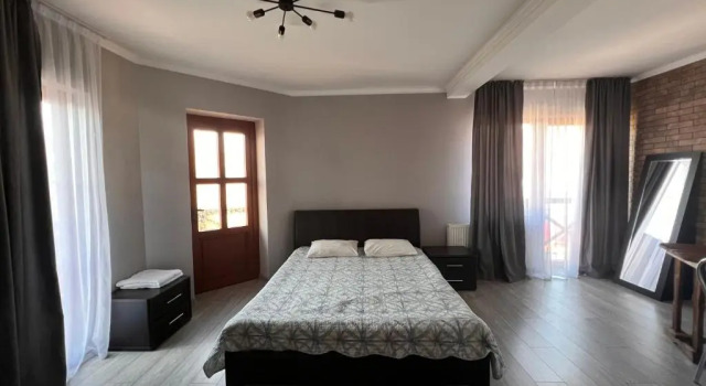 Polyanskiy Zamok, Rezerwuj Hotel Polyana 