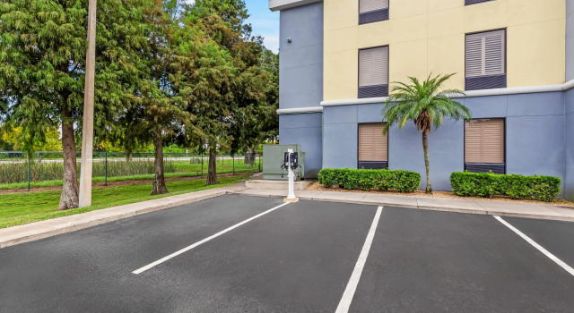 Days Inn & Suites by Wyndham Lakeland