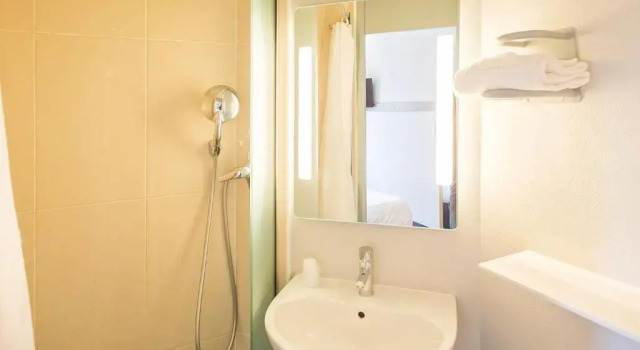 Standart dört kişilik oda B&B HOTEL Colmar Vignobles