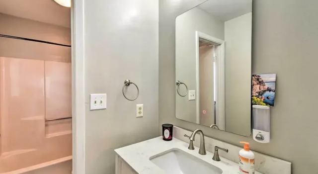 Коттедж Fayetteville Vacation Rental w/ Sunroom & Yard