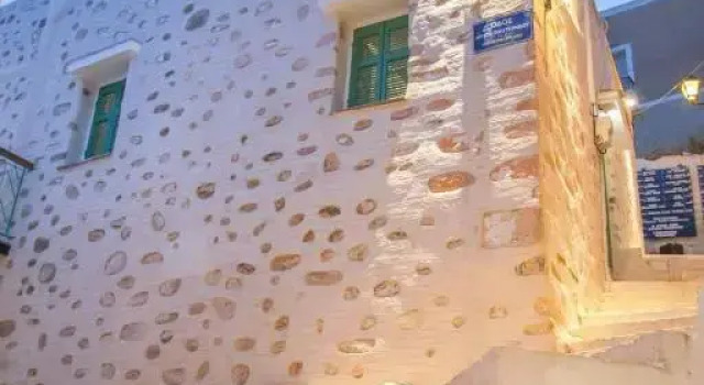 Azura, traditional residence in Ano Syros