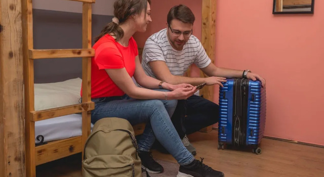 Кровать в общем номере с красивым видом из окна Reveller's Hostel