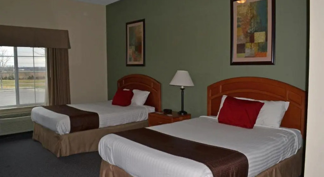 Четырёхместный номер Standard Paola Inn and Suites