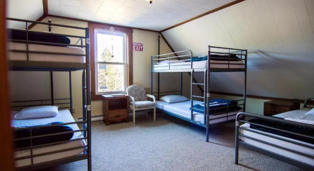 Кровать в общем номере The Notch Hostel
