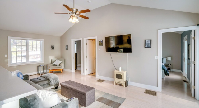 6 Mi to Tanglewood! High-end Lee Apartment, Buchen Sie Ferienwohnung  