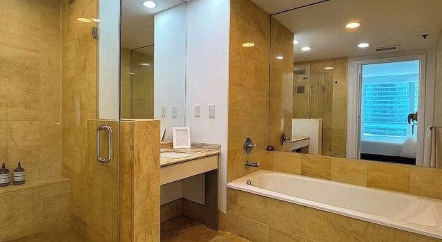 Семейный люкс с 2 комнатами с балконом и с видом на океан RS Suites - The AKA Residence