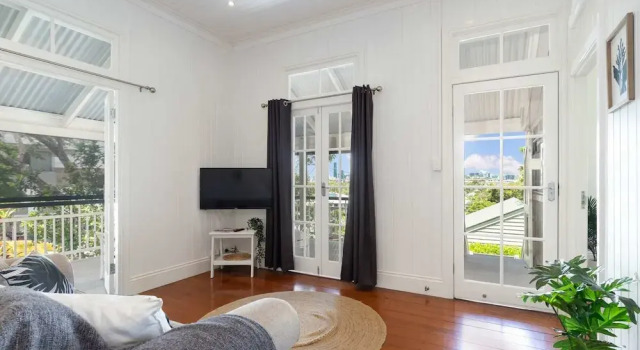 Family Home in Balmoral - Family Stays, Забронировать Дом для отпуска Виллы Брисбна, рядом с Паромный терминал Apollo Road, Вилла