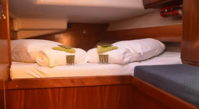 Pacific Blitz Sailing Holidays, Prenota Hotel Airlie Beach 