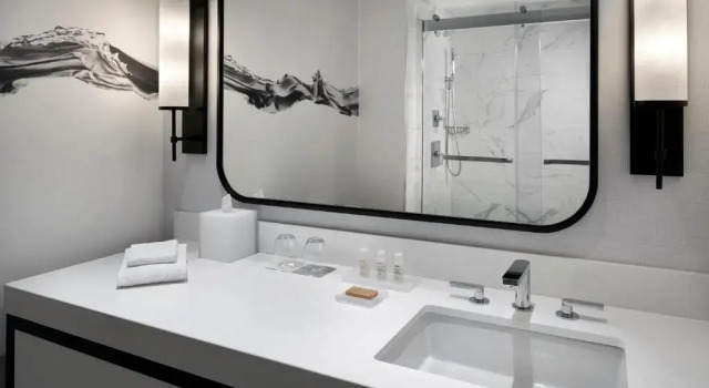 Четырёхместный номер Standard с видом на воду Renaissance Baltimore Harborplace Hotel