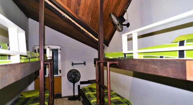 Кровать в общем номере (мужской номер) Laranjeiras Hostel