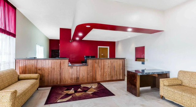 Econo Lodge Inn & Suites