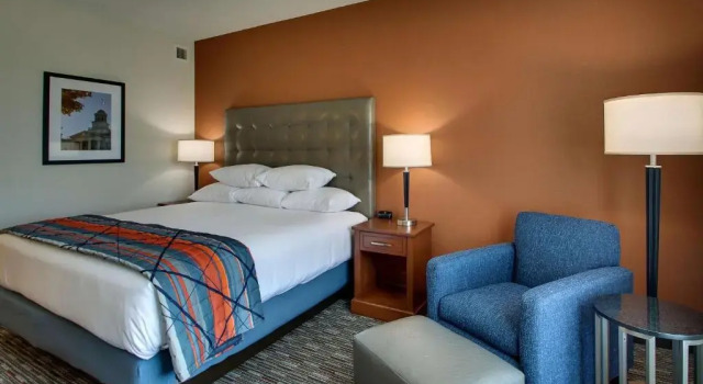 Номер Superior Drury Inn & Suites Iowa City Coralville