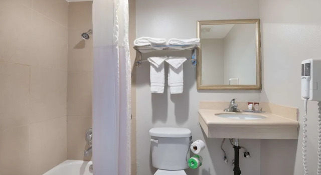 Четырёхместный номер Superior Red Roof Inn Tucson Downtown - University