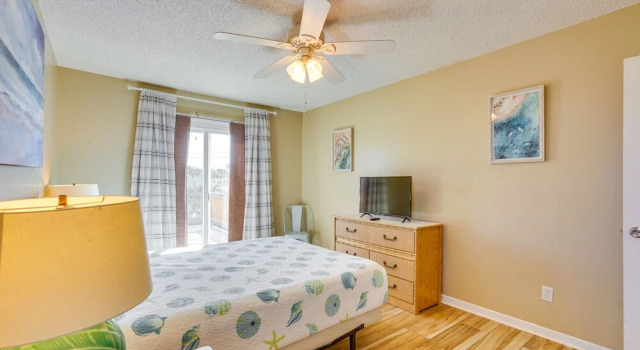 Panama City Beach House: Walk to Beach & Boat Ramp, Book Lejlighed Hoteller i Lower Grand Lagoon med parkering, Parkering