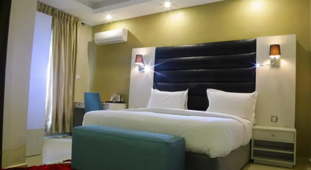 Golden Tulip Essential Benin City, Rezerwuj Hotel Hotele w Ikpoba-Okha z basenem, Basen