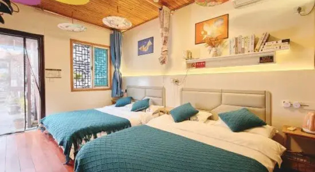 Кровать в общем номере Qinde Inn · Jingxian Yaju