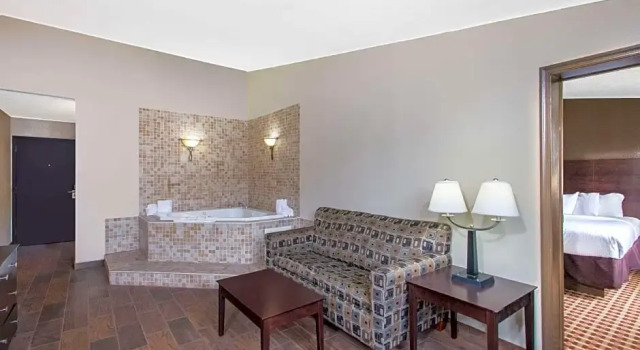 Двухместный люкс c 1 комнатой Ramada by Wyndham Allentown Bethlehem