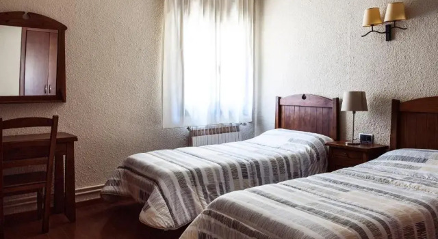 Двухместный номер Standard Hostal La Plaça