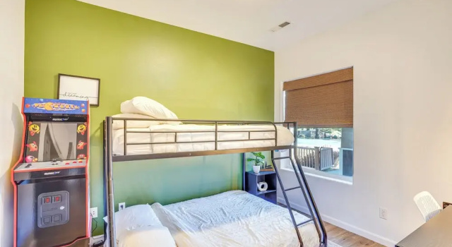 Коттедж Charming Bend Home w/ Porch & Yard: Great Location