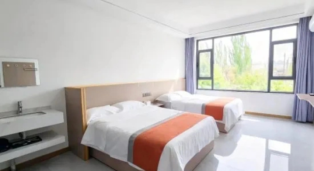 Кровать в общем номере There is a cozy hotel in Dunhuang (Dunhuang Shazhou Night Market Branch