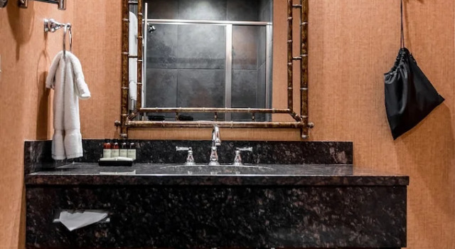 Четырёхместный номер Classic Cork Factory Hotel