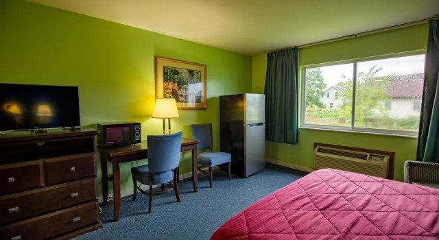 Четырёхместный номер Deluxe Budget Host Inn