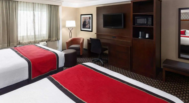 Четырёхместный номер Standard с видом на бассейн Best Western Plus Ramkota Hotel