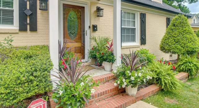 Charlotte Home w/ Yard - Near Spectrum Center!, Забронировать Дом для отпуска Шарлотте Северная Каролина